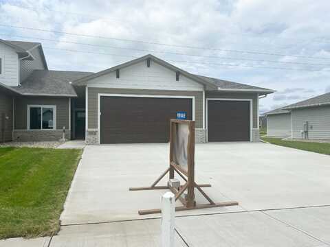 5913 S Spirea Ave, Sioux Falls, SD 57108