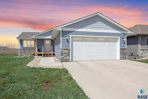 627 Cressman Trl, Hartford, SD 57033