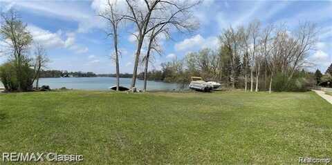 4860 Cooley lake Rd, Waterford, MI 48327