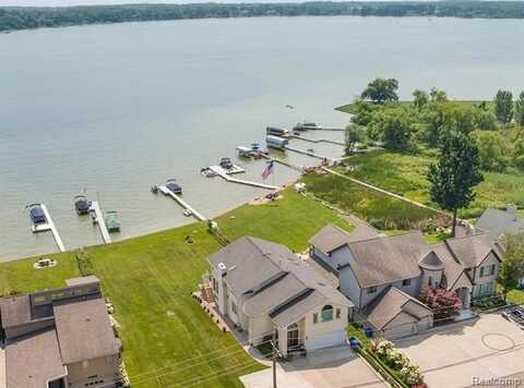 3935 LAKE FRONT Street, Waterford, MI 48328