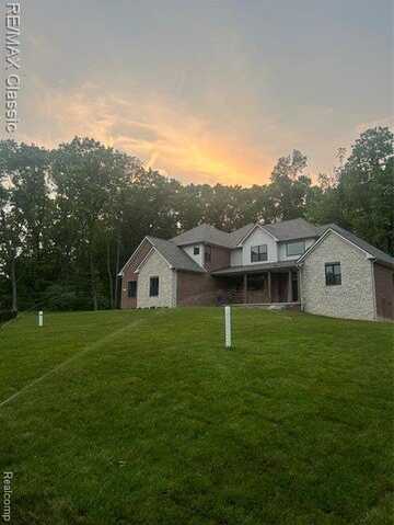 2836 Pine Bluffs ct, Highland, MI 48356