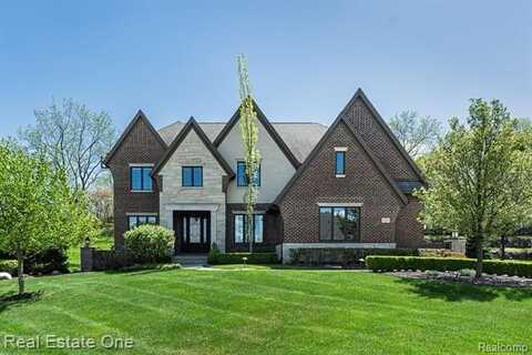 611 Wellington Circle, Rochester Hills, MI 48309