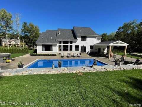 2673 Pine Bluffs Ct, Highland, MI 48357