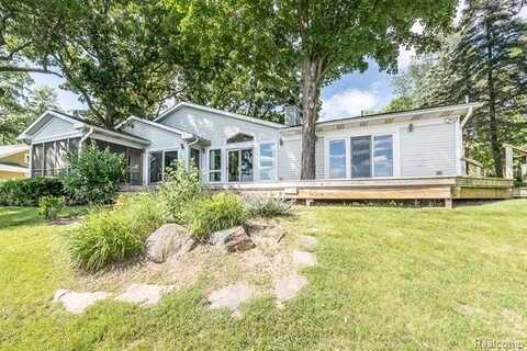 7636 THARP Drive, Whitmore Lake, MI 48189