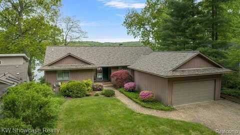 5867 COMMUNITY Drive, Brighton, MI 48116