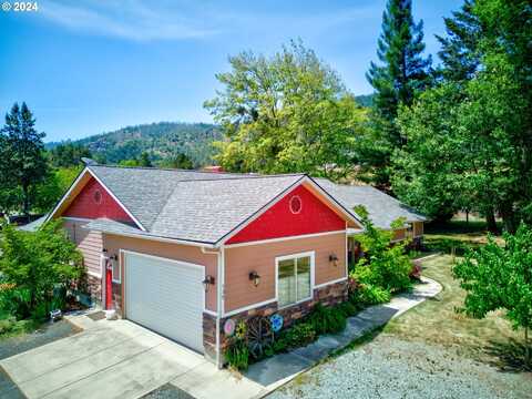 135 MARKET LN, Myrtle Creek, OR 97457