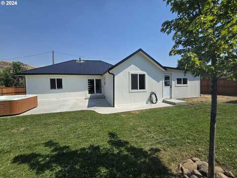 408 N CLAIRMONT ST, Wallowa, OR 97885