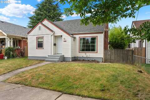 1102 S 3RD AVE, Kelso, WA 98626