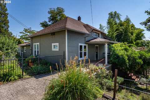 693 NE WINCHESTER ST, Roseburg, OR 97470