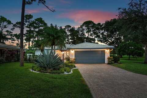 28 Woods Lane, Boynton Beach, FL 33436