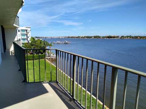 7020 Half Moon Circle, Hypoluxo, FL 33462