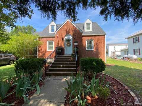 307 N Harris St, Blackstone, VA 23824