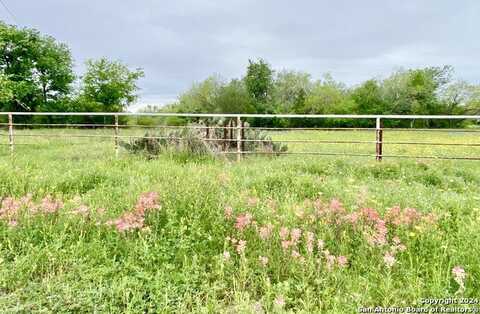 210 SHAMROCK DR, Floresville, TX 78114