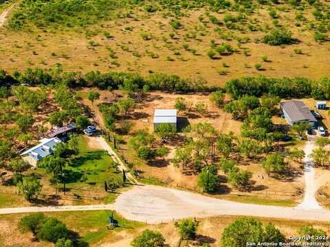 128 County Road 2672, Devine, TX 78016