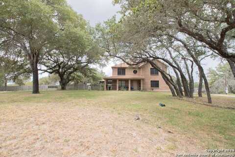 797 KILLARNEY RD, Floresville, TX 78114