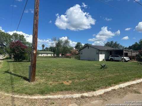 418 N Ceder St, Pearsall, TX 78061