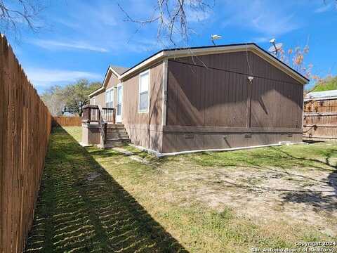 610 7th St, Natalia, TX 78059