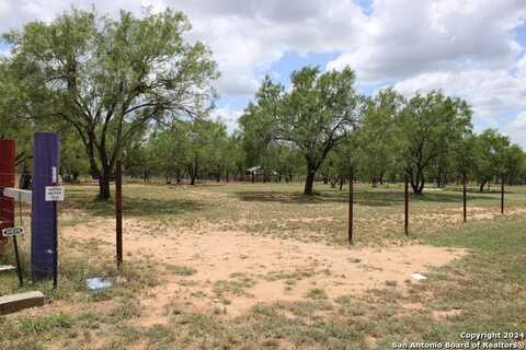 127 County road 2672, Devine, TX 78016