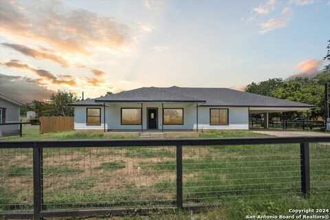 1116 S 2nd St, Floresville, TX 78114