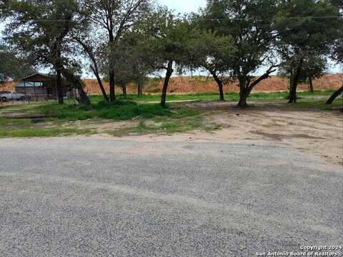 2 DEER RUN LN, Poteet, TX 78065