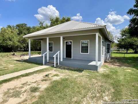 411 DAVIS AVE, Devine, TX 78016