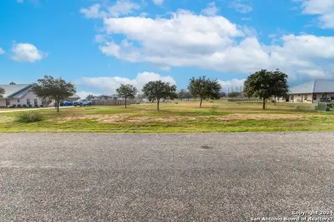 128 W Tree Farm Dr, Lytle, TX 78052