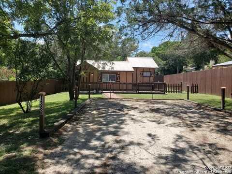 138 Grey Moss Ct, Ingram, TX 78025