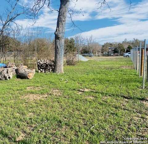 909 Goliad Rd, Floresville, TX 78114