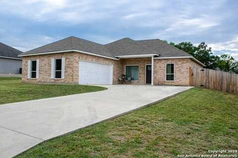 312 Crownhill Dr., Pleasanton, TX 78064