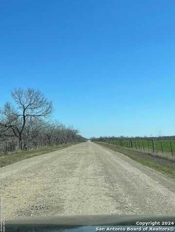 10 County Road 101, Floresville, TX 78411