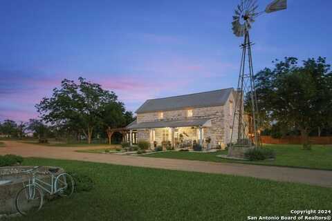 271 Smokehouse Rd, Fredericksburg, TX 78624