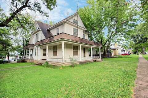 421 College St, Winfield, KS 67156