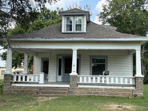 404 S Willow St, Douglass, KS 67039