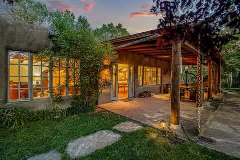 1317 B Cerro Gordo Road, Santa Fe, NM 87501