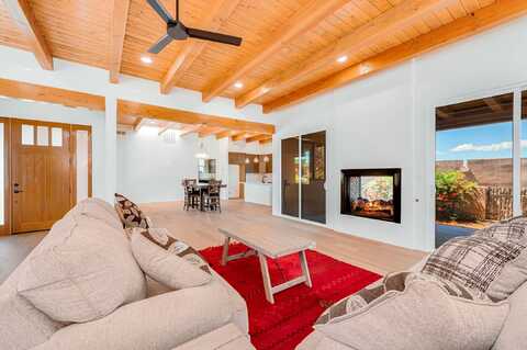 439 Calle Bonita, Santa Fe, NM 87505