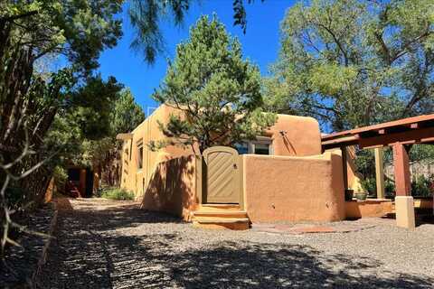 200 Callecita Place, Santa Fe, NM 87501