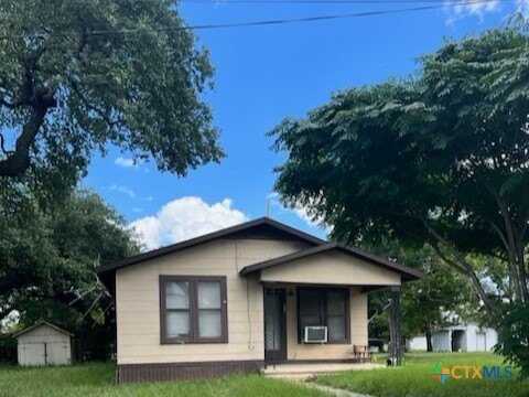 210 N Walnut Avenue, Luling, TX 78648