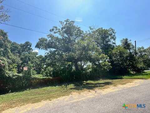 607 S Market St, Hallettsville, TX 77964