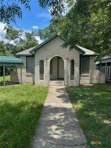 404 W Brackenridge Street, Edna, TX 77957