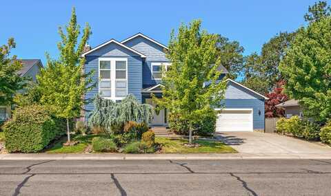 523 Ridgeway Avenue, Central Point, OR 97502