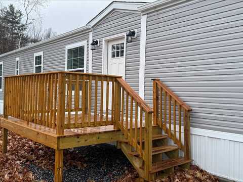 6 Hawthorne Dr, Norway, ME 04268