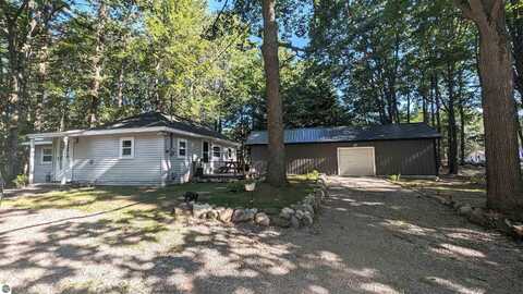 957 Ranch Road, Indian River, MI 49749