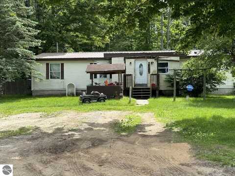 2724 S 35 1/2 Road, Cadillac, MI 49601