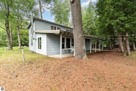 2048 Spruce Trailways, Harrisville, MI 48740