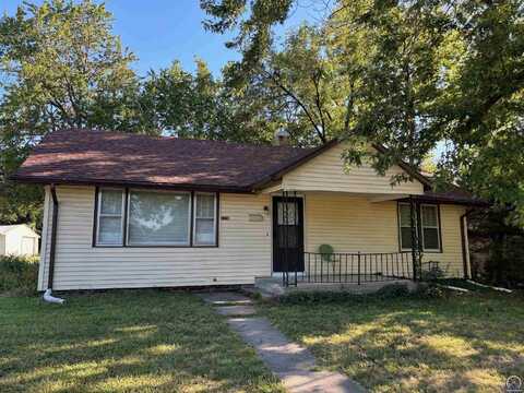 2201 SW Kensington CT, Topeka, KS 66606