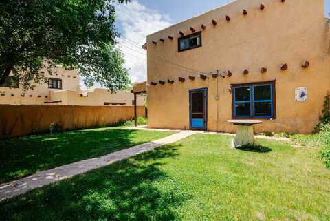 106 La Loma Pl, Taos, NM 87571