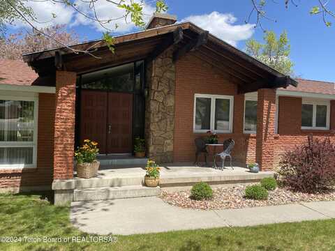 230 S CAPITOL Street, Lander, WY 82520