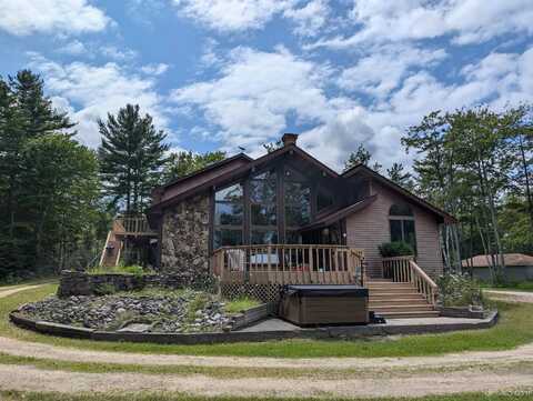 612N W Gulliver Lake, Gulliver, MI 49840