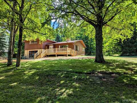 152 W Park, Iron River, MI 49935