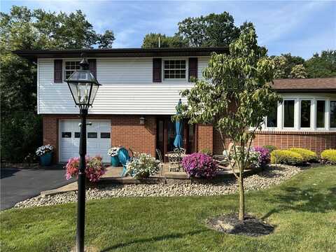 825 Chateau Dr, Franklin, PA 16117